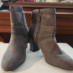 ***SSS***Valerie Stevens heeled bootie sz 9 M gray faux suede EUC